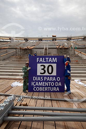  Reforma do Estádio Jornalista Mário Filho - também conhecido como Maracanã - placa informando prazo para o içamento dos cabos que darão sustentação à cobertura do estádio  - Rio de Janeiro - Rio de Janeiro - Brasil