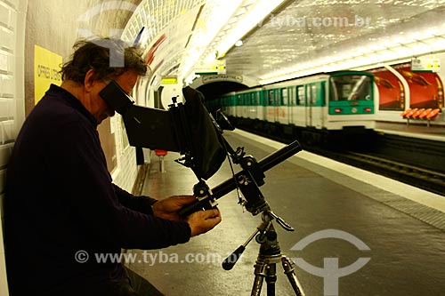  Assunto: Homem fotografando em estação de metro - Claudio Edinger / Local: Paris - França - Europa / Data: 11/2008 