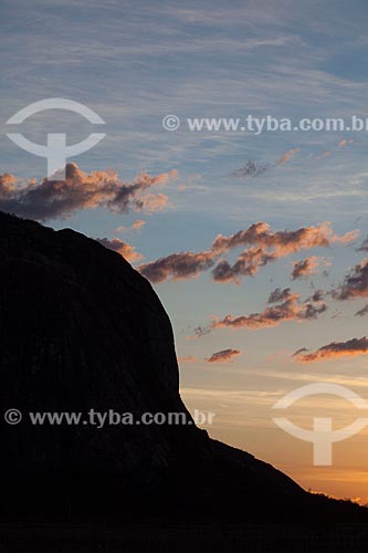  Assunto: Vista de monólito ao entardecer / Local: Quixadá - Ceará (CE) - Brasil / Data: 11/2012 