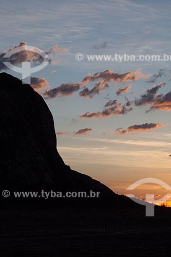  Assunto: Vista de monólito ao entardecer / Local: Quixadá - Ceará (CE) - Brasil / Data: 11/2012 