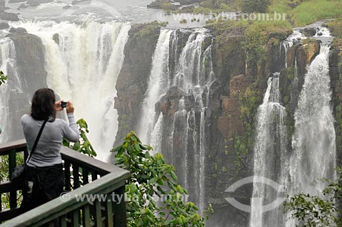  Assunto: Turista em mirante das Cataratas do Iguaçu no Parque Nacional do Iguaçu / Local: Foz do Iguaçu - Paraná (PR) - Brasil / Data: 07/2012 