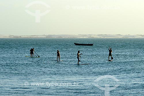  Assunto: Praticantes de Paddle Surf na praia de Jericoacoara / Local: Jijoca de Jericoacoara - Ceará (CE) - Brasil / Data: 09/2012 