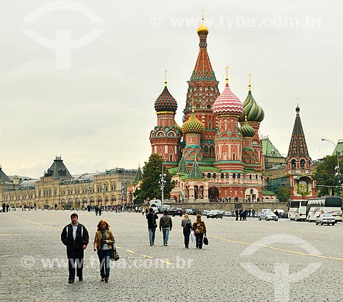  Assunto: Turistas na Praça Vermelha com a Catedral de São Basílio ao fundo / Local: Moscou - Rússia - Europa / Data: 09/2010 