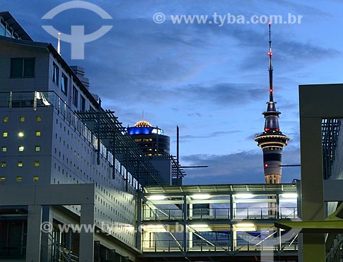  Assunto: Edifícios comerciais com a Sky Tower (Torre do Céu) ao fundo / Local: Auckland - Nova Zelândia - Oceania / Data: 01/2011 