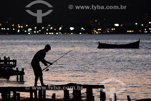  Assunto: Pescador na Lagoa da Conceição / Local: Santa Catarina (SC) - Brasil / Data: 10/2011 