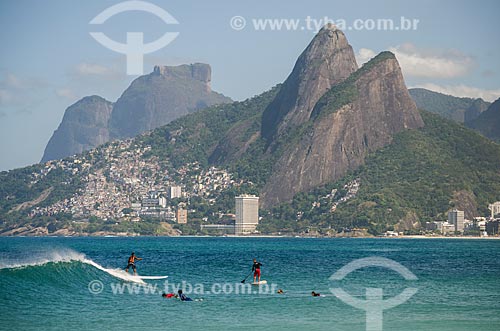  Assunto: Surfistas na Praia do Leblon com o Morro Dois Irmãos com a Pedra da Gávea ao fundo / Local: Leblon - Rio de Janeiro (RJ) - Brasil / Data: 08/2012 