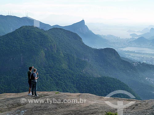  Assunto: Pessoas no alto do Morro Dois Irmãos com o Morro do Sumaré e o Corcovado ao fundo / Local: Rio de Janeiro (RJ) - Brasil / Data: 01/2012 