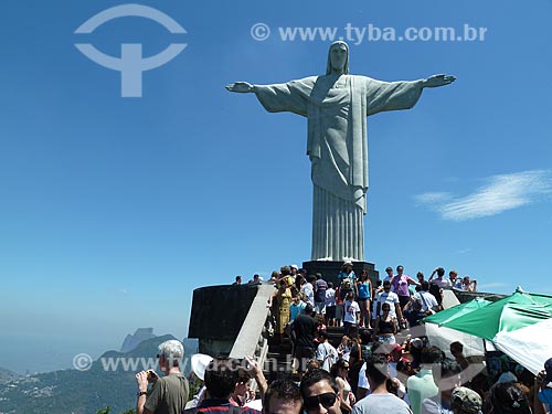  Assunto: Turistas no Cristo Redentor (1931) / Local: Rio de Janeiro (RJ) - Brasil / Data: 03/2012 