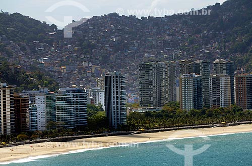  Assunto: Praia de São Conrado com a Favela da Rocinha ao fundo / Local: São Conrado - Rio de Janeiro (RJ) - Brasil / Data: 08/2012 