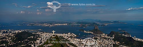  Assunto: Vista aérea do Cristo Redentor  ao fundo Pão de Açúcar e Baía de Guanabara / Local: Rio de Janeiro (RJ) - Brasil / Data: 12/2012 