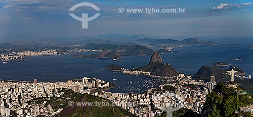  Assunto: Vista aérea do Cristo Redentor  ao fundo Pão de Açúcar e Baía de Guanabara / Local: Rio de Janeiro (RJ) - Brasil / Data: 12/2012 