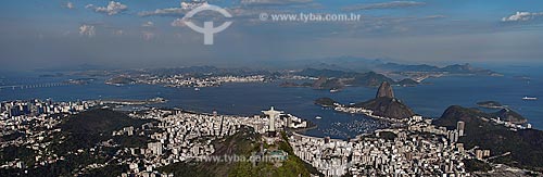  Assunto: Vista aérea do Cristo Redentor  ao fundo Pão de Açúcar e Baía de Guanabara / Local: Rio de Janeiro (RJ) - Brasil / Data: 12/2012 