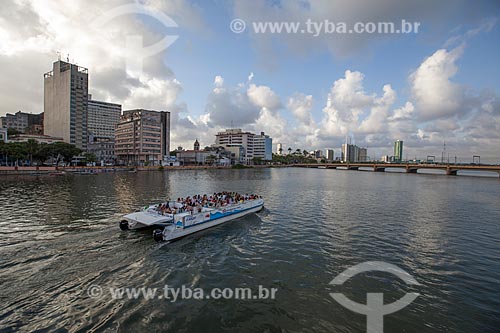  Assunto: Balsa com turistas no Rio Capibaribe / Local: Recife - Pernambuco (PE) - Brasil / Data: 01/2013 