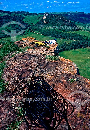  Assunto: Praticante de rapel no Pico do Cuscuzeiro / Local: Analândia - São Paulo (SP) - Brasil / Data: 2002 