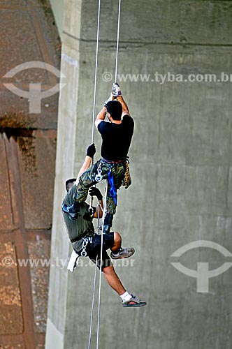  Assunto: Homens Praticando rapel urbano  / Local: Sumaré - São Paulo (SP) - Brasil / Data: 06/2004 