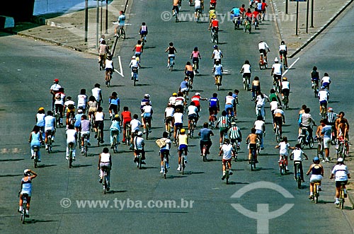  Assunto: Ciclistas durante o Passeio Ciclístico da Primavera / Local: São Paulo (SP) - Brasil / Data: 1984 