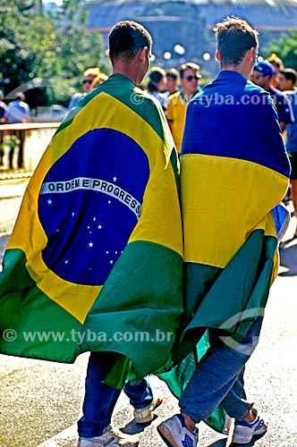  Assunto: Homens enrolados com a bandeira do Brasil / Local: São Paulo (SP) - Brasil / Data: 2000 