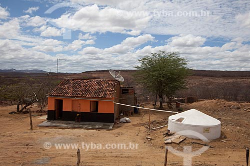  Assunto: Casa com cisterna - também conhecida como cacimba - no Sítio Cajá / Local: Flores - Pernambuco (PE) - Brasil / Data: 01/2013 