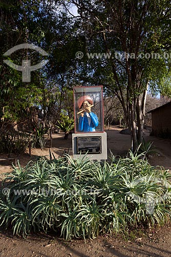  Assunto: Estátua em homenagem à Mestre Vitalino (Vitalino Pereira dos Santos) na entrada da casa onde morou / Local: Alto do Moura - Caruaru - Pernambuco (PE) - Brasil / Data: 01/2013 