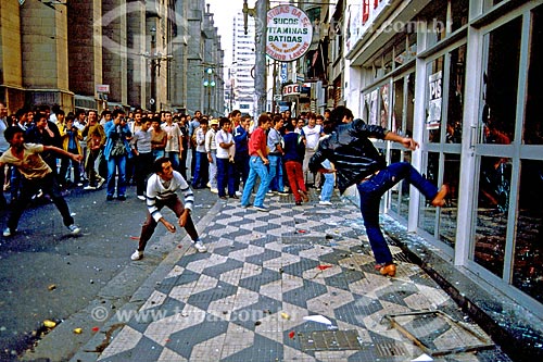  Assunto: Revolta popular após derrota da emenda constitucional que estabeleceria as eleições diretas / Local: São Paulo (SP) - Brasil / Data: 1984 