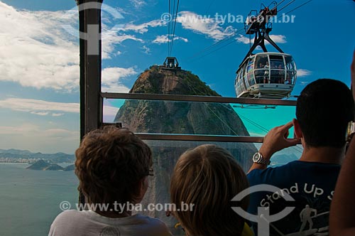  Assunto: Turistas no bondinho com o Pão de Açúcar ao fundo / Local: Rio de Janeiro (RJ) - Brasil / Data: 06/2009 