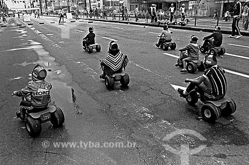  Assunto: Crianças andando de velotrol na avenida Paulista / Local: São Paulo (SP) - Brasil / Data: 1980 