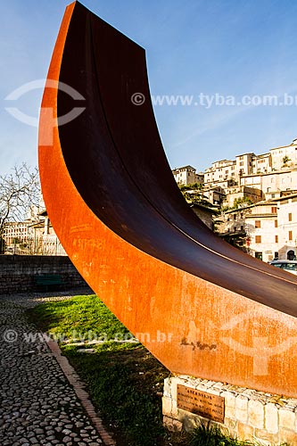  Assunto: Escultura - chamada Ascension - na Piazza San Pietro (Praça São Padro) / Local: Assis - Província de Perugia - Itália - Europa / Data: 12/2012 