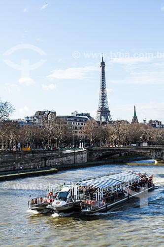  Assunto: Barco no Rio Sena visto da Pont Alexandre III (Ponte Alexandre III) com a Torre Eiffel ao fundo / Local: Paris - França - Europa / Data: 01/2013 