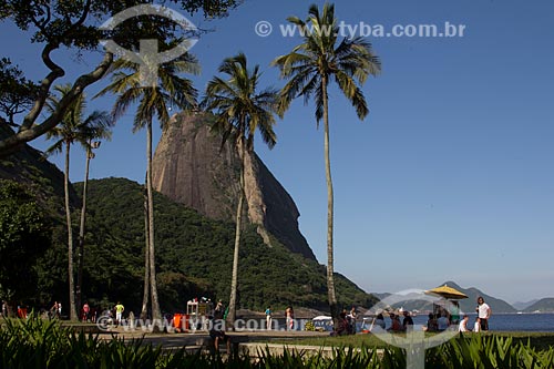  Assunto: Pessoas no calçadão da Praia Vermelha com o Pão de Açúcar ao fundo / Local: Urca - Rio de Janeiro (RJ) - Brasil / Data: 03/2013 