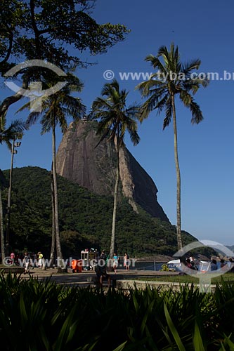  Assunto: Pessoas no calçadão da Praia Vermelha com o Pão de Açúcar ao fundo / Local: Urca - Rio de Janeiro (RJ) - Brasil / Data: 03/2013 