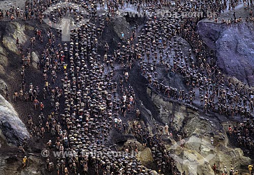  Assunto: Trabalhadores carregando sacos de areia no garimpo de Serra Pelada - considerado o maior garimpo a céu aberto do mundo na década de 80 / Local: Distrito de Serra Pelada - Curionópolis - Pará (PA) - Brasil / Data: Década de 80 