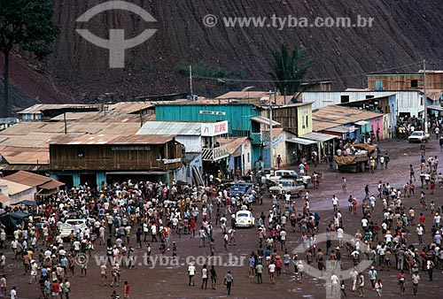  Assunto: Pessoas andando em rua comercial próximo ao garimpo de Serra Pelada / Local: Distrito de Serra Pelada - Curionópolis - Pará (PA) - Brasil / Data: Década de 80 