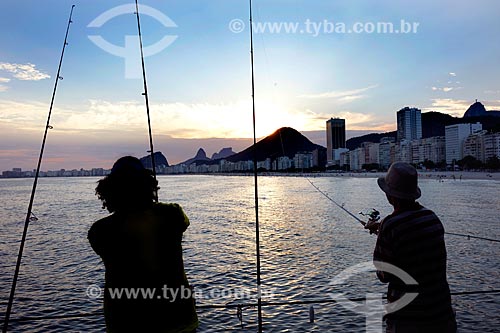  Assunto: Pescadores ao entardecer no Mirante do Leme - também conhecido como Caminho dos Pescadores -  / Local: Leme - Rio de Janeiro (RJ) - Brasil / Data: 02/2013 