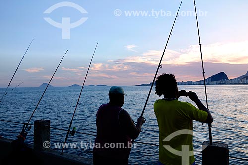  Assunto: Pescadores ao entardecer no Mirante do Leme - também conhecido como Caminho dos Pescadores -  / Local: Leme - Rio de Janeiro (RJ) - Brasil / Data: 02/2013 