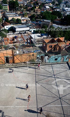  Assunto: Pessoas em quadra de esportes no Complexo do Alemão / Local: Rio de Janeiro (RJ) - Brasil / Data: 03/2013 