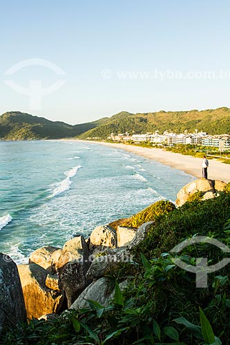  Assunto: Homem admirando a paisagem na pedra da Praia Brava / Local: Florianópolis - Santa Catarina (SC) - Brasil / Data: 06/2013 