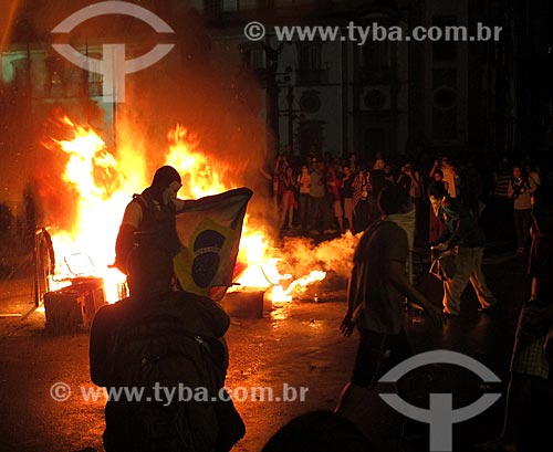  Manifestantes fazendo barricada de lixo queimado durante a manifestação conhecida como Movimento Passe Livre  - Rio de Janeiro - Rio de Janeiro - Brasil