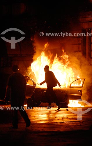  Carro incendiado próximo a Assembléia Legislativa do Estado do Rio de Janeiro (ALERJ) durante a manifestação do Movimento Passe Livre  - Rio de Janeiro - Rio de Janeiro - Brasil