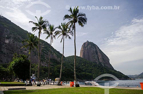  Assunto: Pessoas no calçadão da Praia Vermelha com Pão de Açúcar ao fundo / Local: Urca - Rio de Janeiro (RJ) - Brasil / Data: 06/2013 