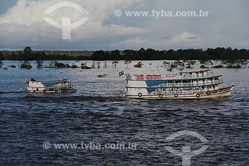  Assunto: Barcos navegando no Rio Negro próximo à Manaus / Local: Manaus - Amazonas (AM) - Brasil / Data: 07/2013 