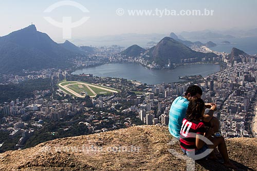  Assunto: Turistas observam o Rio de Janeiro do Morro Dois Irmãos / Local: Rio de Janeiro (RJ) - Brasil / Data: 07/2013 