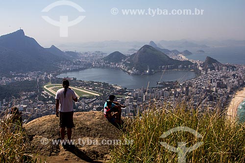  Assunto: Turistas observam o Rio de Janeiro do Morro Dois Irmãos / Local: Rio de Janeiro (RJ) - Brasil / Data: 07/2013 