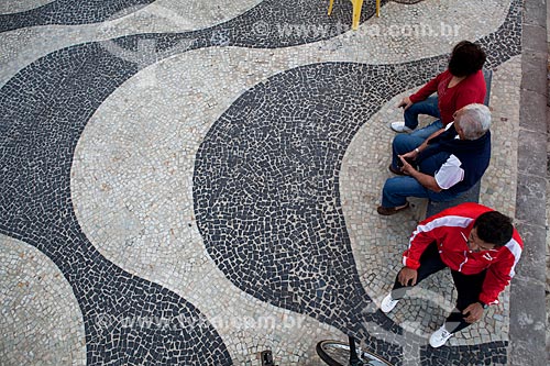  Assunto: Pessoas sentadas em banco no calçadão de Copacabana / Local: Copacabana - Rio de Janeiro (RJ) - Brasil / Data: 07/2013 