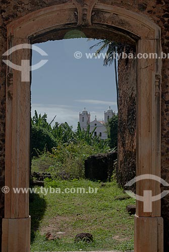  Assunto: Vista da Igreja de Nossa Senhora do Carmo através das ruínas do Palácio Barão de Pindaré / Local: Alcântara - Maranhão (MA) - Brasil / Data: 07/2010 