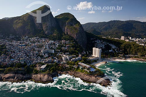  Assunto: Foto aérea da Praia do Vidigal e da Favela do Vidigal com o Morro Dois Irmãos ao fundo / Local: Vidigal - Rio de Janeiro (RJ) - Brasil / Data: 04/2011 