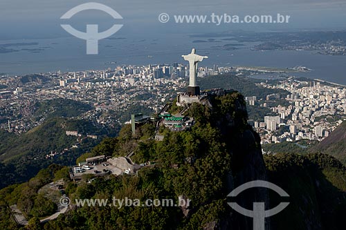  Assunto: Foto aérea de Cristo Redentor (1931) com a Baía de Guanabara ao fundo / Local: Rio de Janeiro (RJ) - Brasil / Data: 04/2011 