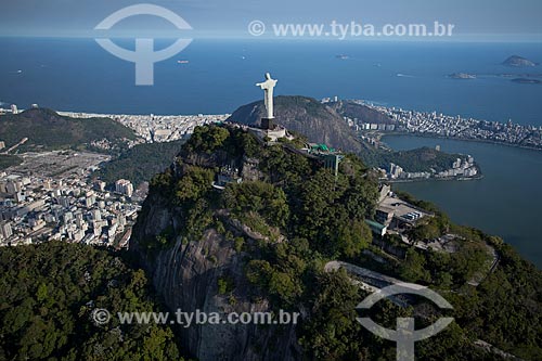  Assunto: Foto aérea de Cristo Redentor (1931) com a Baía de Guanabara ao fundo / Local: Rio de Janeiro (RJ) - Brasil / Data: 04/2011 