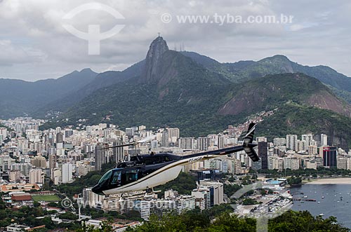  Assunto: Helicóptero com enseada de Botafogo e Morro do Corcovado ao fundo / Local: Rio de Janeiro (RJ) - Brasil / Data: 11/2013 