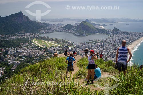  Assunto: Turistas observam o Rio de Janeiro do Morro Dois Irmãos / Local: Rio de Janeiro (RJ) - Brasil / Data: 11/2013 