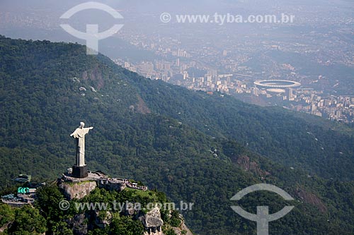  Assunto: Vista aérea do Cristo Redentor (1931)  com o Estádio Jornalista Mário Filho - Maracanã - ao fundo / Local: Rio de Janeiro (RJ) - Brasil / Data: 02/2008 